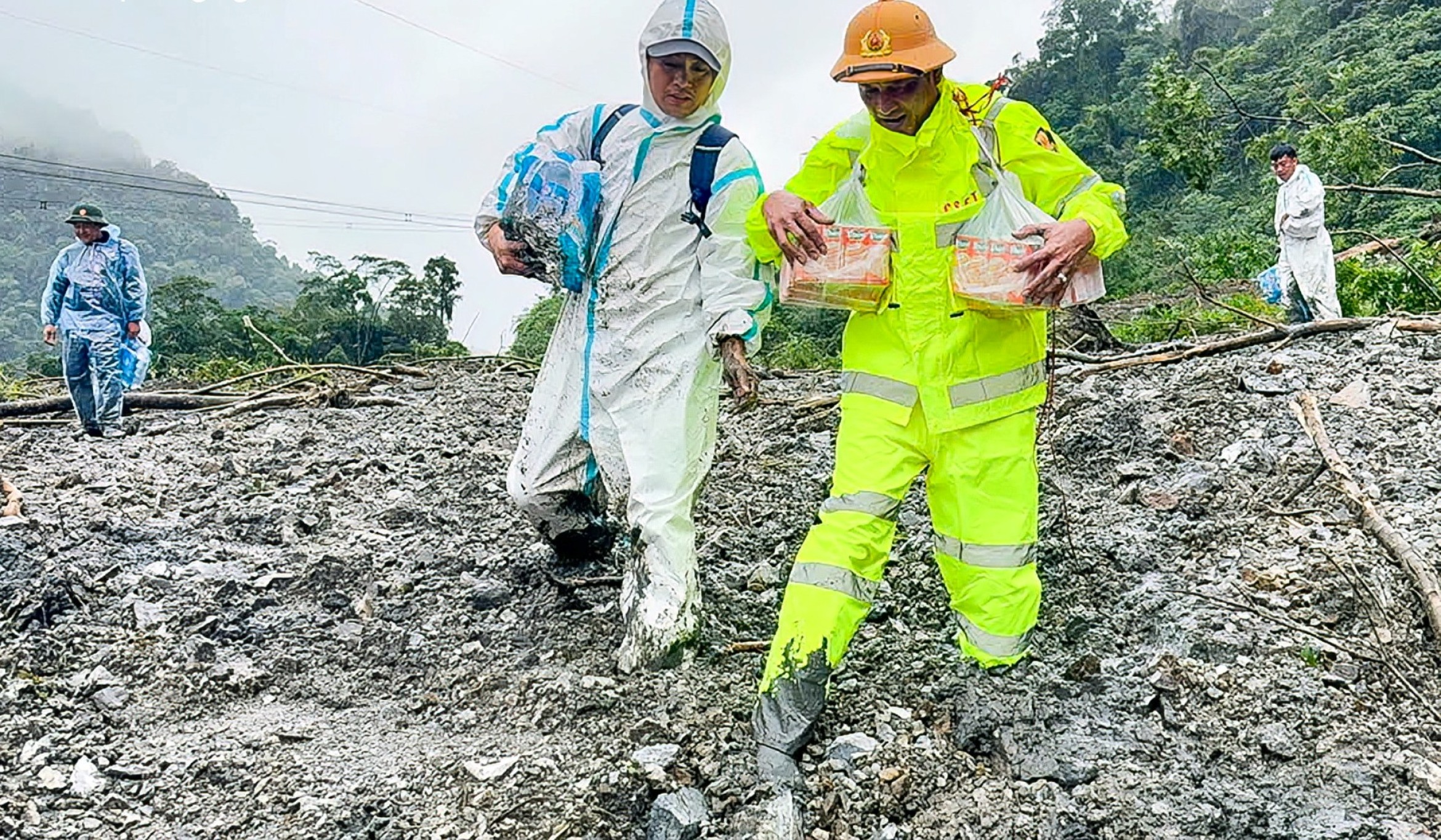 Lò Xo 山口交通堵塞,新增多处滑坡点,居民为司机提供食物补给
